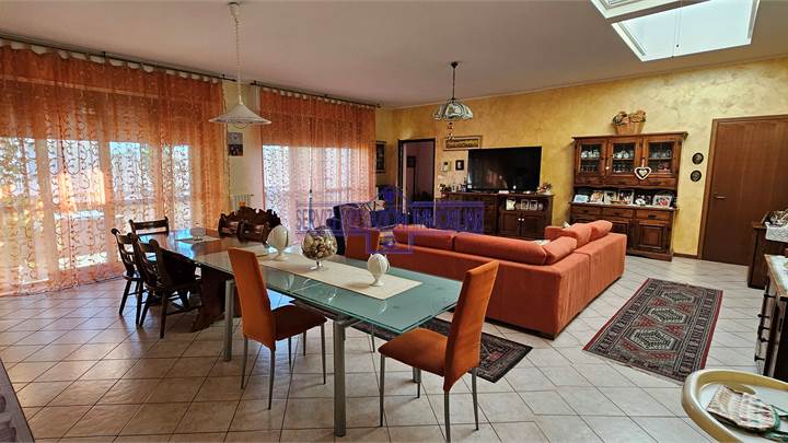 VENDESI IMMOBILE SVILUPPATO SU 3 PIANI