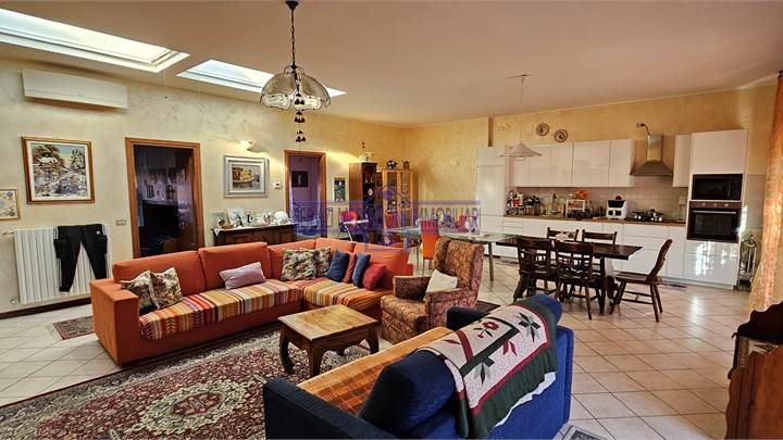 VENDESI IMMOBILE SVILUPPATO SU 3 PIANI