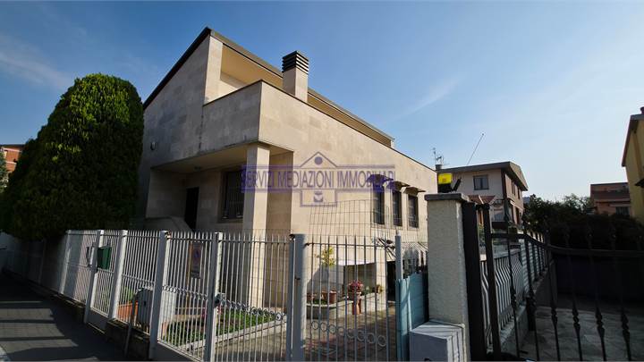 Villetta singola di 4 Locali Zona Naviglio 