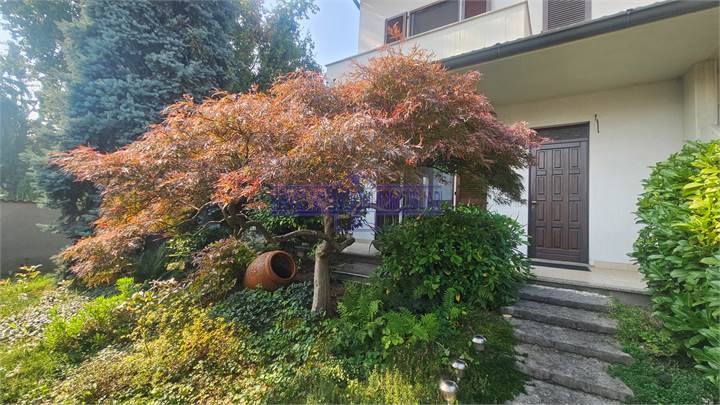 Villa di testa libera su tre lati con giardino privato