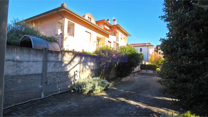 2 locali con giardino e box