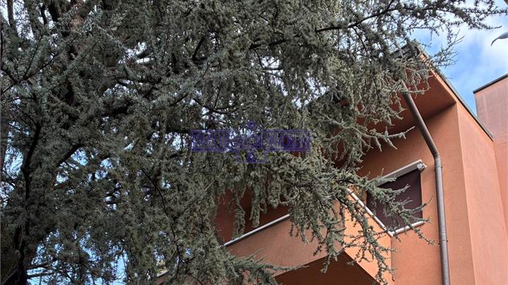 4 LOCALI CON TERRAZZO BALCONI E DOPPIO BOX VICINANZA METRO 